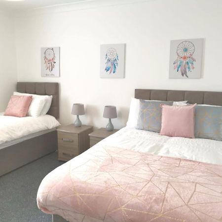 Parking, Smart Tv'S In All Rooms, Central Location Swansea Esterno foto