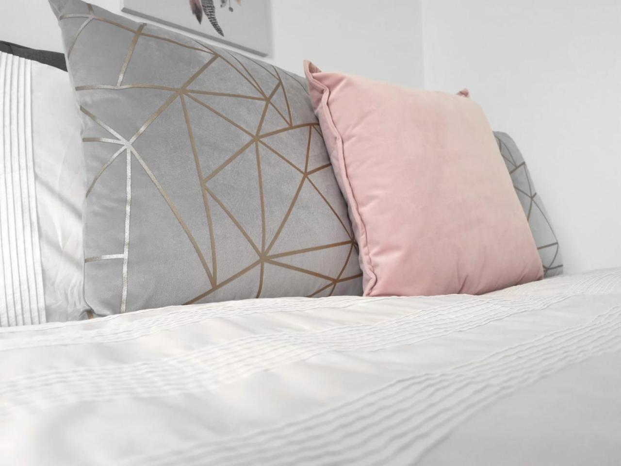 Parking, Smart Tv'S In All Rooms, Central Location Swansea Esterno foto