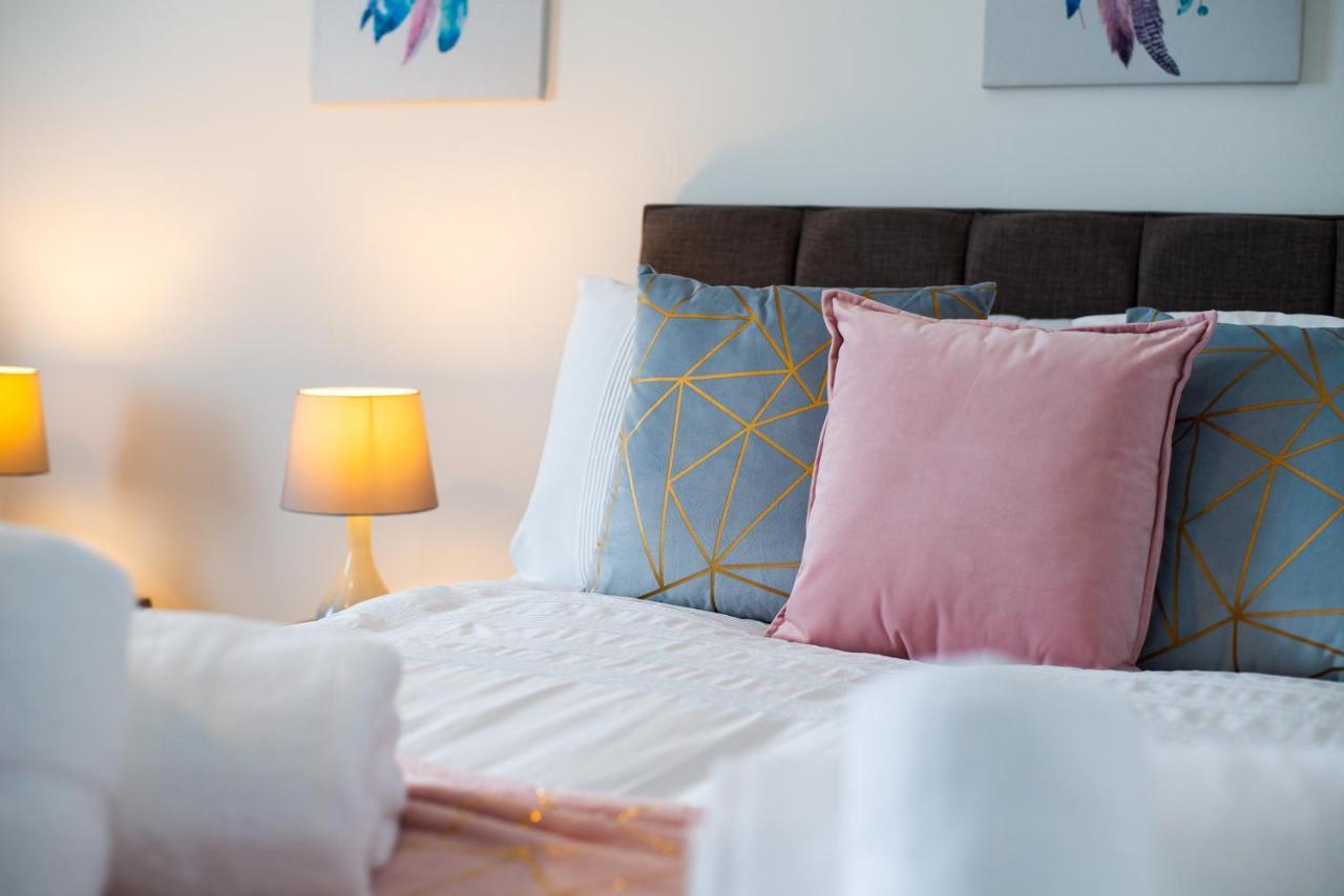 Parking, Smart Tv'S In All Rooms, Central Location Swansea Esterno foto