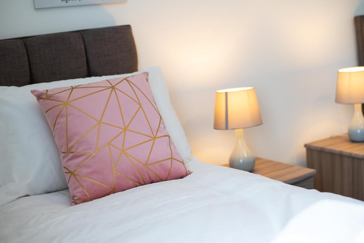 Parking, Smart Tv'S In All Rooms, Central Location Swansea Esterno foto