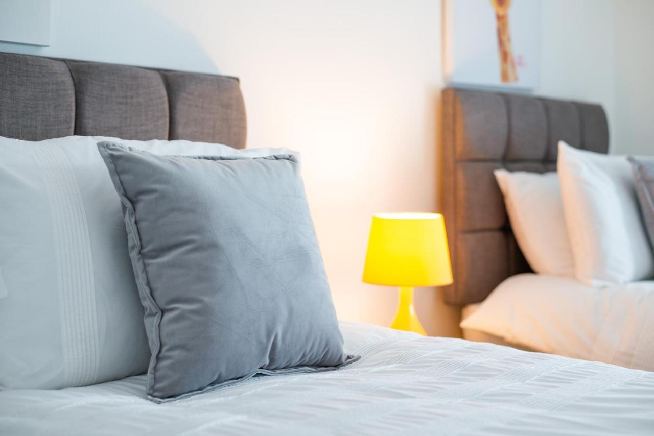 Parking, Smart Tv'S In All Rooms, Central Location Swansea Esterno foto